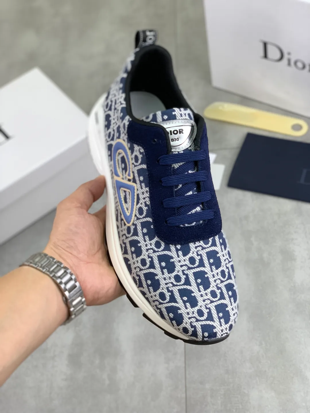 Men's shoes 💰P420 New Dior Chrono 2025 new product B30 series, in white and black fly woven series, decorated with computer-printed CD logo on both sides, star patch on the tongue and Dior logo on the heel, many details highlight the style. The interior is matched with the original color matching mesh, and the interior of the body is supported by low-temperature shaping sheets, and is filled with light feather cotton to keep the interior full and soft against the feet. The exclusive open-molded outsole adopts a one-piece molding process, so there is no need to worry about problems such as the opening and falling of sole decorative accessories. It is light and comfortable to wear, yet strong and wear-resistant. The two-color shoelaces are accessorized with exquisite metal five-pointed star pendants, creating a high-end, trendy and casual look at all times. Color: 5️⃣ colors available, code number: 38-44 (45 customized)